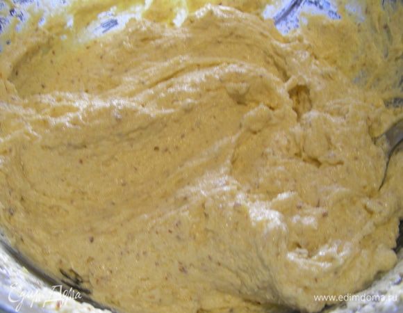 При использовании кукурузной муки тесто получается гораздо гуще. Поэтому для варианта 2 в тесто нужно понемногу добавлять сливки, пока оно не дойдет до нужной консистенции - той же густой сметаны. Я точное количество сливок не замерила, но мл 150 у меня ушло точно.
