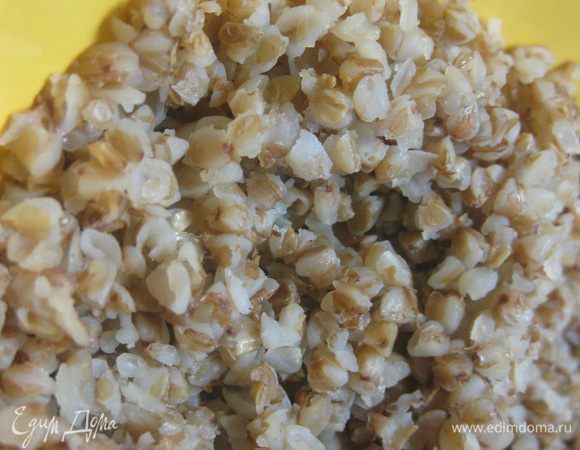 Гречку промыть, всыпать в кастрюлю, добавить щепотку соли (не переборщите, потому-что позже мы будем добавлять соевый соус) и залить горячей кипяченой водой. Кастрюлю накрыть крышкой, варить кашу на небольшом огне минут 15-20, пока крупа не вберет всю жидкость.