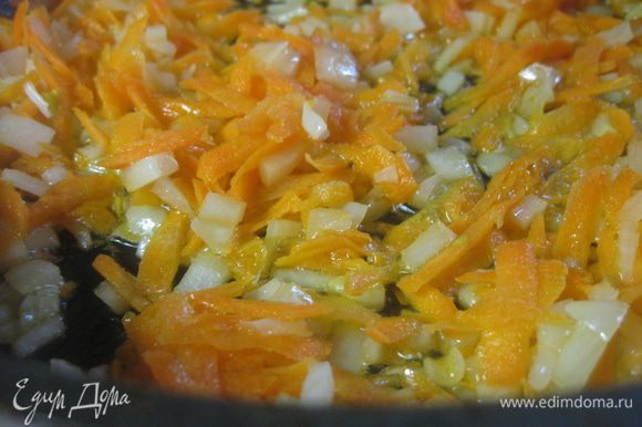 Пока варится каша, подготовим овощи. Лук и морковь очистить, лук мелко нарезать, а морковь натереть на крупной терке. Пассеровать овощи на разогретой сковороде с небольшим количеством растительного масла, затем добавить соевый соус и протушить пару минут, приправить молотым черным перцем.