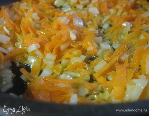 Пока варится каша, подготовим овощи. 
Лук и морковь очистить, лук мелко нарезать, а морковь натереть на крупной терке.
Пассеровать овощи на разогретой сковороде с небольшим количеством растительного масла, затем добавить соевый соус и протушить пару минут, приправить молотым черным перцем.