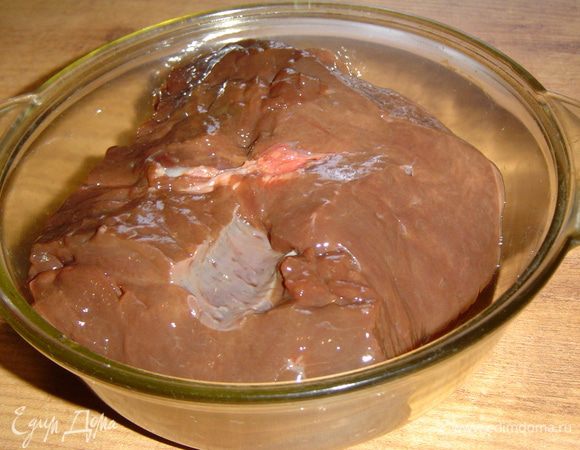 Печень моем, очищаем от пленок,