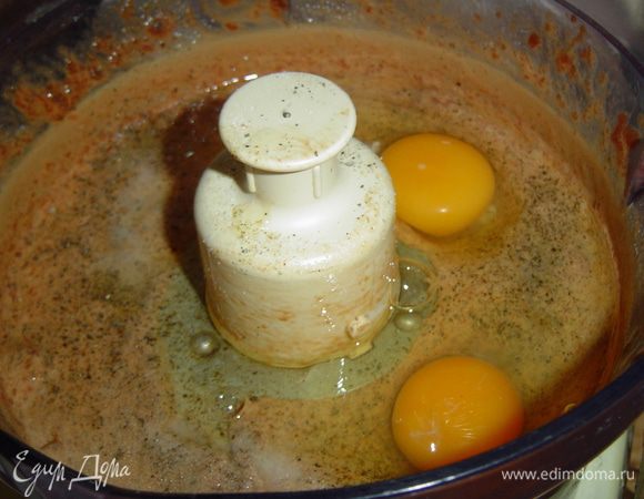 нарезаем небольшими кусочками и пропускаем через мясорубку или используем кухонный процессор. К измельченной печени добавляем соль, перец, яйца, муку и все тщательно перемешиваем. Тесто должно быть густое, как на оладьи, поэтому при необходимости нужно еще добавить муки.