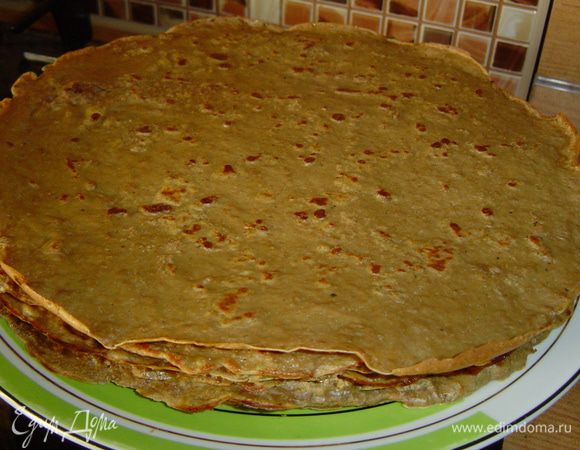 На разогретую сковороду добавляем немного растительного масла и обжариваем печеночные блинчики с двух сторон.