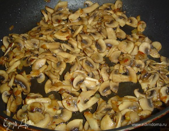 Блинчики остывают, а мы готовим начинку. Грибы нарезаем пластинками, лук полукольцами. Обжариваем на растительном масле лук до золотистого цвета, затем добавляем грибы и обжариваем до готовности.
