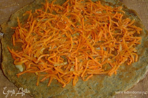 На блинчики выкладываем морковь по-корейски и распределяем по всей поверхности,