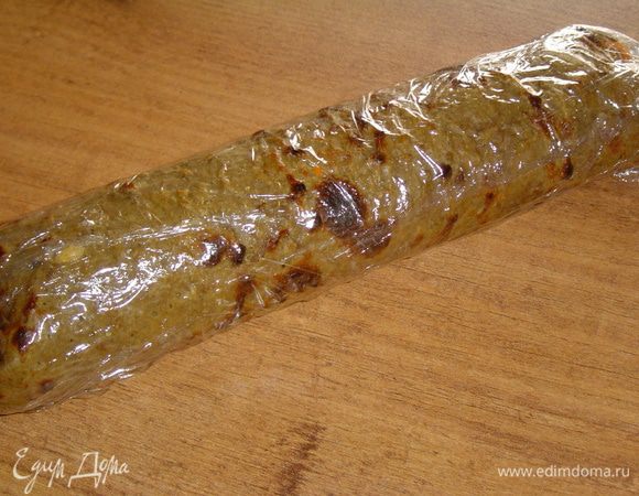  и сворачиваем блины рулетами с помощью пищевой пленки и даем охладиться в течении часа.