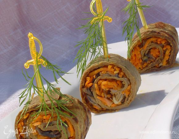 Охлажденные рулеты нарезаем на кусочки, толщиной 3-4 см. Закрепляем шпажками и украшаем зеленью.
Приятного аппетита!