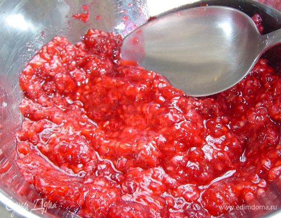 Малину перетираем ложкой,