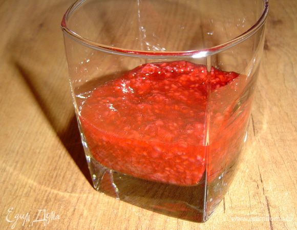 а затем выкладываем в стаканы, на треть.