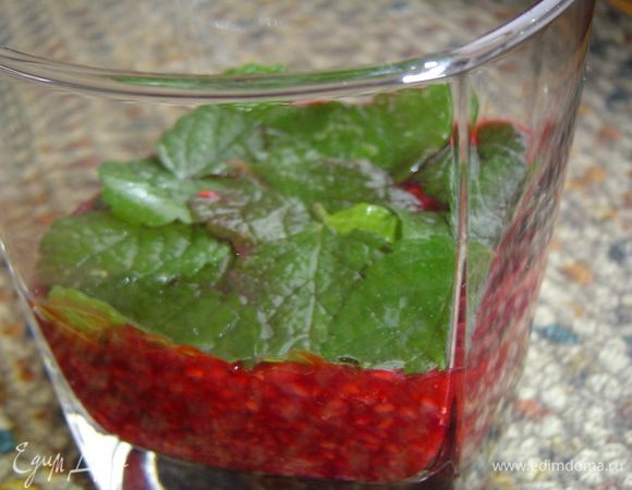 На малину кладем листочки мяты.