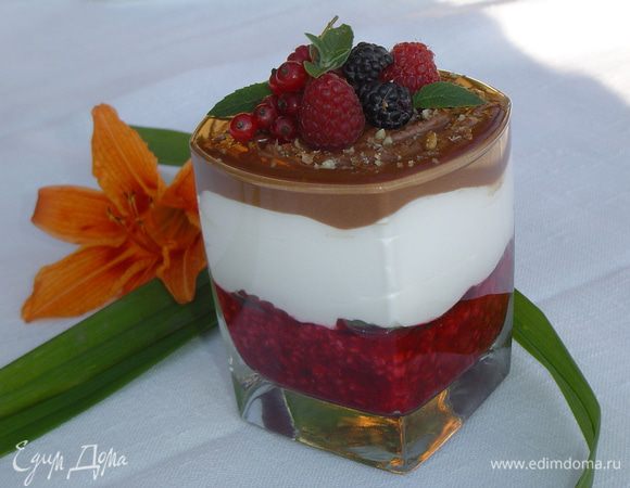 и выкладываем на сметанный слой.