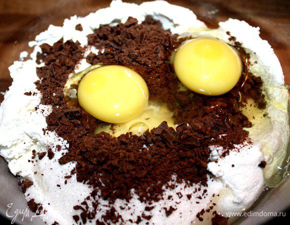 Плитку шоколада мелки порубить.Творожный сыр смешать с яйцами(можно разделить яйца и вбитые белки добавить отдельно),сахаром,шоколадом,крахмалом и ванилином.