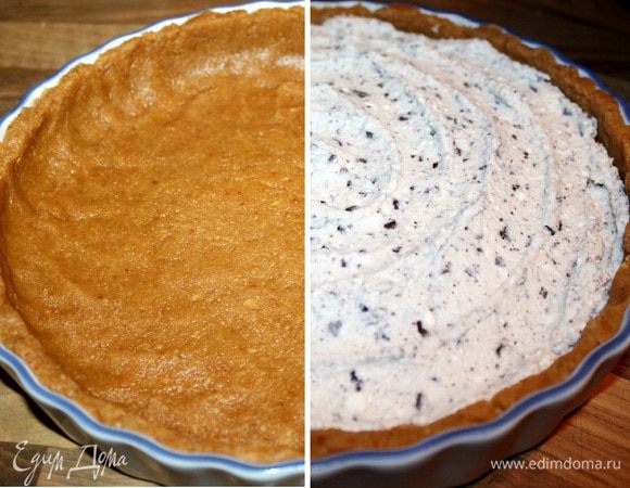 Выложить творожную массу в форму на остывшее тесто.Сверху распределить часть ягод и нарезанные на кусочки фрукты.Выпекать при 180*С около 40-50 минут.