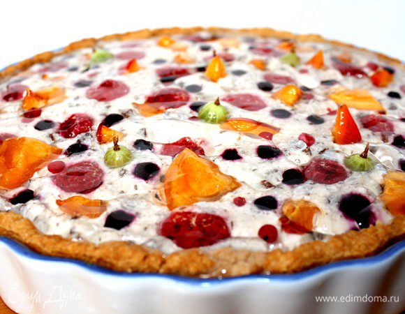 Готовый пирог немного остудить.Сверху распределить оставшиеся ягоды.Желе для торта смешать с сахаром и развести по инструкции в 250 мл воды.Прогреть.Полученной массой залить фрукты(быстро,так как желе моментально застывает).Дать пирогу отстояться в холодильнике в течении минимум 2-х часов.Приятного аппетита!