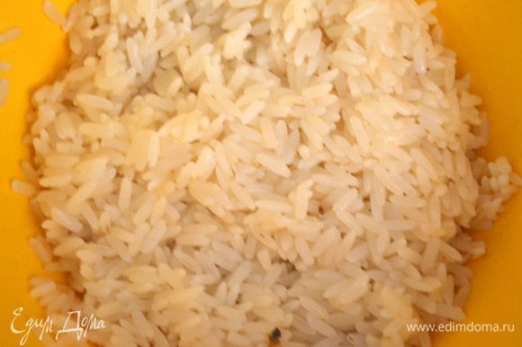 Рис залить крутым кипятком и дать постоять 10-15 минут.