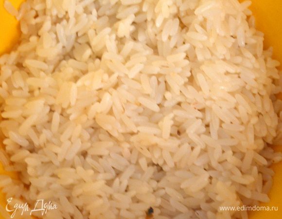 Рис залить крутым кипятком и дать постоять 10-15 минут. 