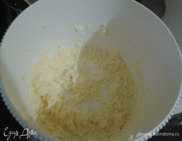 Коржи
Взбейте масло с сахаром, пока не посветлеет