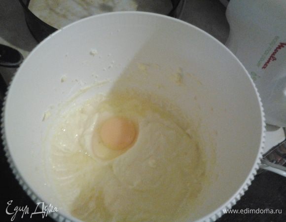 Добавьте по одному яйца, тщательно взбивая до загустения