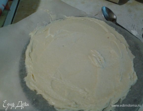 Готовое тесто размажьте на бумаге для выпечки в два круга по размеру будущего торта. Выпекайте 10 минут при 230С