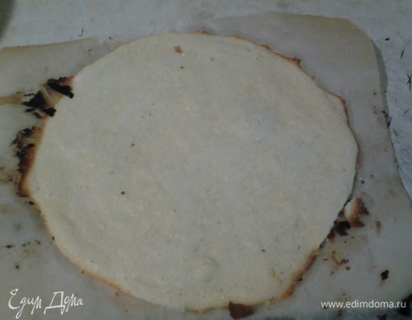 На еще горячие коржи поставьте форму; если коржи великоваты - подрежьте. Остудите, не снимая бумаги. Осторожно, коржи ломкие!