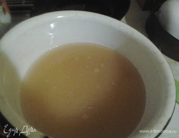 Всыпьте в горячий раствор сахар и на средне-сильном огне, помешивая, дождитесь закипания и растворения сахара. Когда началось бурное кипение и сахар растворился - сироп готов. Отставьте его, чтобы он слегка остыл