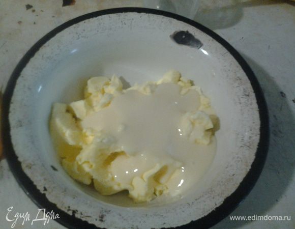 Тем временем добавьте в мягкое масло сгущенку и ванилин и взбивайте на максимальной скорости миксера до получения светлой пышной массы