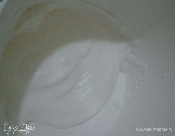 Охлажденные белки взбейте до плотной белой пены. Добавьте лимонную кислоту и взбивайте, пока масса будет держаться на венчике