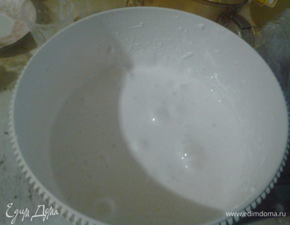 Не прекращая взбивания, тонкой струйкой влейте в белки подостывший сироп. Взбивайте, пока масса станет густой и плотной. Миксером на маленькой скорости массу и масляную смесь