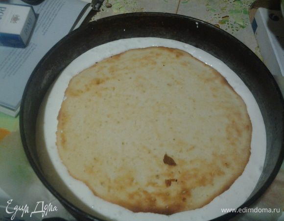 Сборка
На дно разъемной формы положите бумагу, на нее корж и залейте половиной суфле. Накройте другим коржом и сверху опять выложите суфле. Разровняйте поверхность и отправьте в холодильник на 3 часа