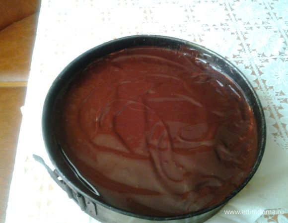 Заглазируйте торт шоколадом. Если планируете наносить рисунок, дождитесь застывания глазури и потом рисуйте