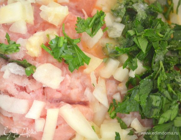 В фарш добавить мелко нарубленный лук и петрушку. 