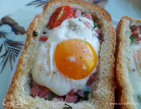 Итак, завтрак на двоих готов.
Можно украсить свежей зеленью, можно присыпать сыром...короче, вариантов МНОЖЕСТВО! Ваш мужчина точно  будет доволен:)
Приятного:)