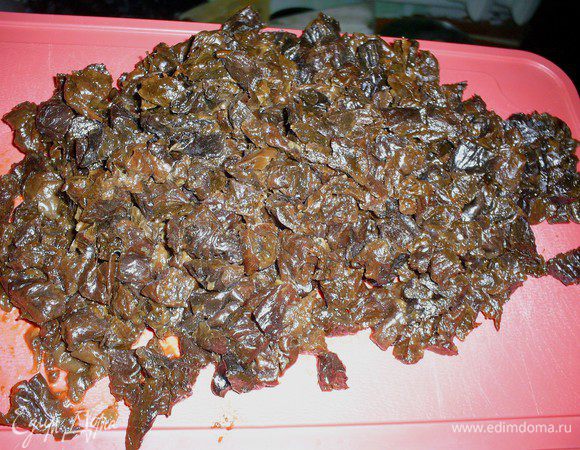 Чернослив заливаем кипятком. Через 5 минут воду сливаем, промываем чернослив и режем на мелкие кусочки.