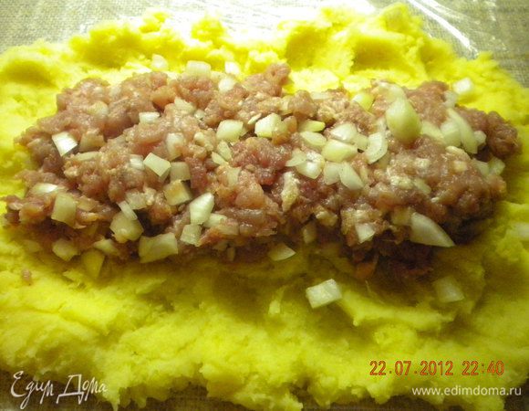 По центру выложить начинку из фарша... 