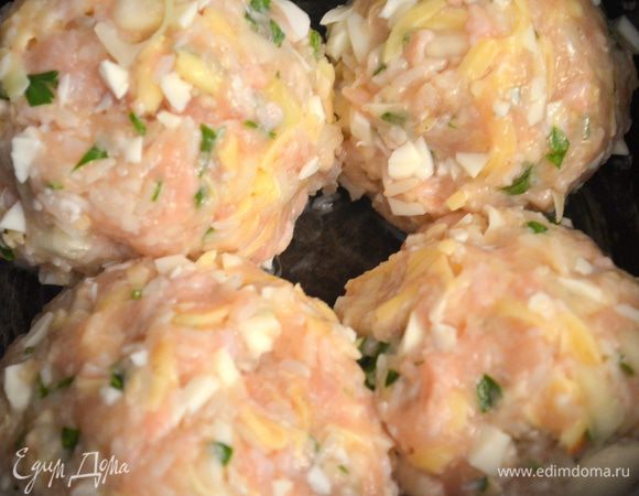 Сверху кладем вторую лепешку и формируем тефтелю. Так делаем 4 тефтели и кладем в небольшую кастрюльку для тушения. 