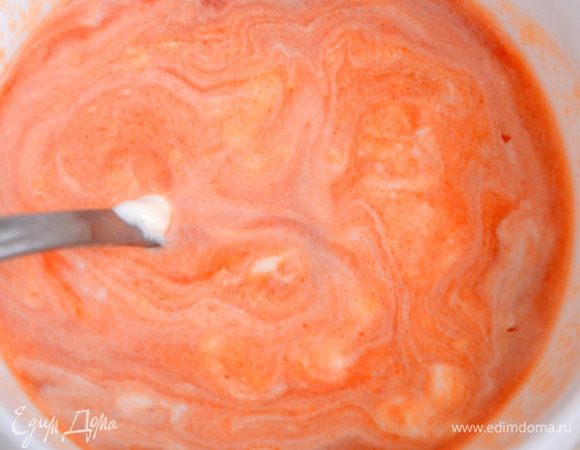 Для соуса смешиваем сметану с томатной пастой, добавляем 1 стакан теплой воды и размешиваем.