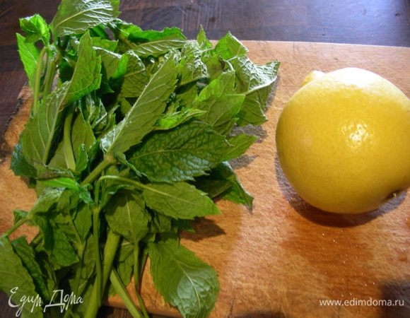 Вот столько у меня было мяты для этого десерта.Мяту мелко рубим. У лимона натираем цедру и отжимаем сок.

