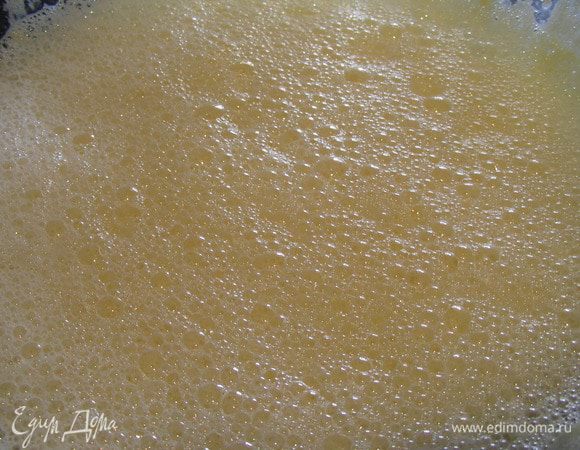 Отделяем белки от желтков. Белки убираем в холодильник. А желтки взбиваем с сахаром и ванильным сахаром. 
