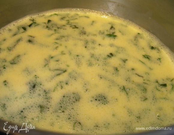 В желтковую массу вливаем молоко, слегка взбиваем. Переливаем массу в кастрюльку и ставим на медленный огонь. Помешивая, доводим до кипения, провариваем одну минуту. Затем снимаем, добавляем мяту, цедру и сок лимона и оставляем часа на 2. 
