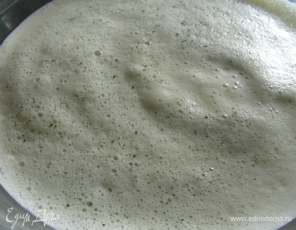 Желатин замачиваем в небольшом количестве воды (1 ст.л. на 1 лист), затем ставим на медленный огонь и, помешивая, растворяем его, не давая ему кипеть. Молочно-яичную смесь пробиваем блендером для однородности и пропускаем через сито.