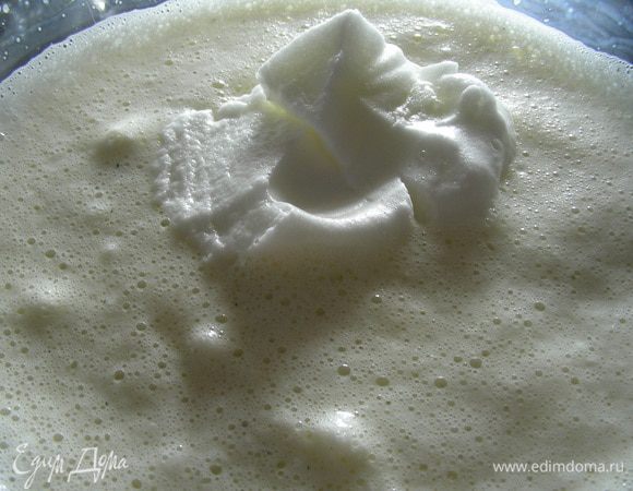 В оригинале предлагается сначала смешать молочно-желтковую массу и белки, а затем добавить желатин. Я решила сначала добавить в молочную массу желатин, а затем белки. У меня белки не хотели до конца вмешиваться, поэтому я смесь пробила несколько раз погружным блендером. Масса получается жидкая.

