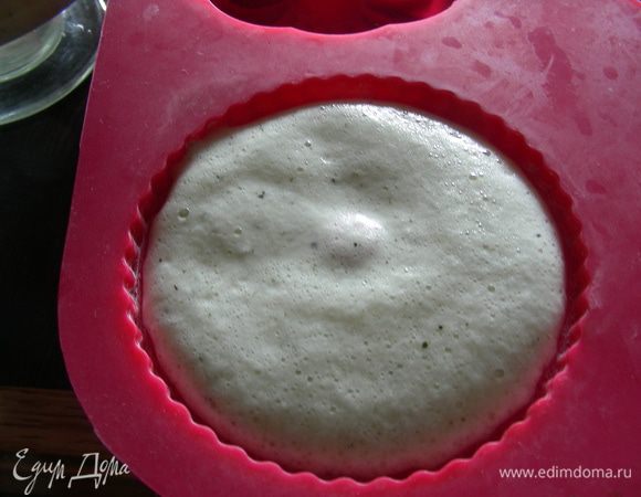 Разливаем ее по формочкам и ставим в холодильник на 3 часа и более. У меня из этого количества получилось 2 формочки для маффинов и 1 средний десертный бокал.