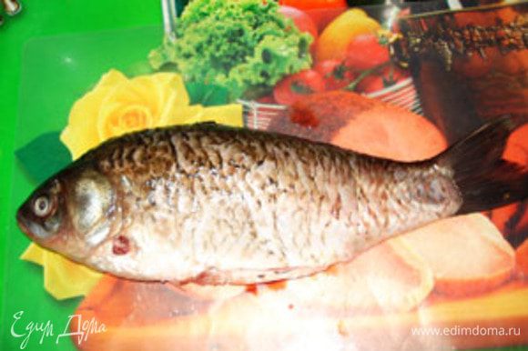 Рыбу почистить и разделить на порционные куски. Из головы и плавников сварить бульон(100-150 мл).