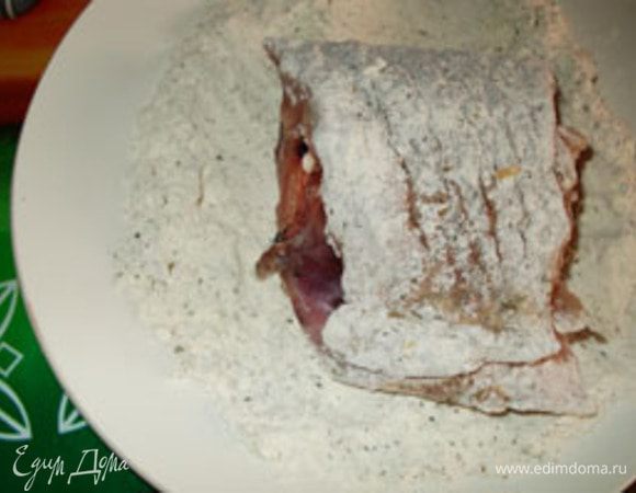 Кусочки обсыпать солью, перцев и обвалять в муке.