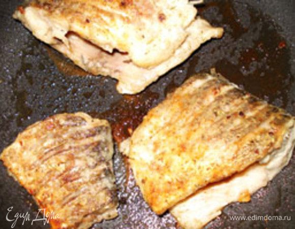 Пожарить на растительном масле до образования золотой корочки.