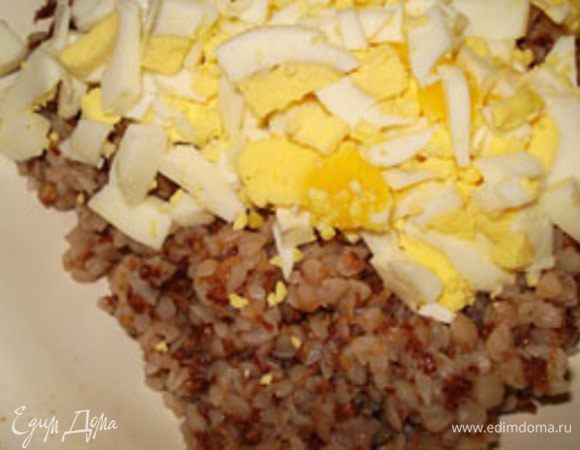 Яйцо порубить и смешать с гречневой кашей.