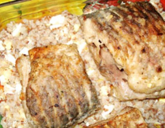 В форму для запекания смазать маслом, положить сверху кусочки рыбы.