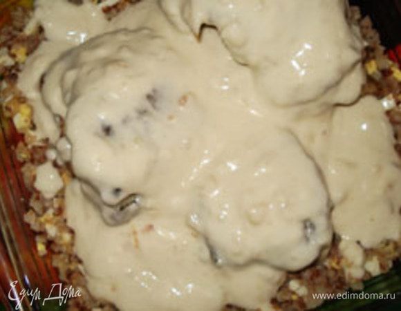 Соусом залить рыбу и гречневую кашу.