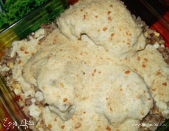 Сверху обсыпать молотыми сухарями( это в оригинальном рецепте), но можно заменить сыром. Запекать минут 10.При подаче на стол посыпать зеленью.