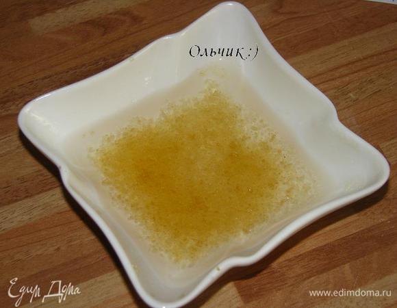 Ганаш из белого шоколада: Замачиваем желатин на 5 минут в холодной воде.